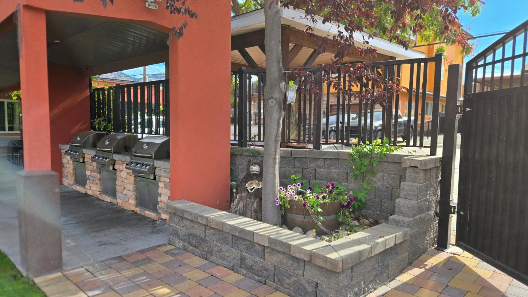 Sahara Courtyard Inn & Suites 오소유스 외부 사진